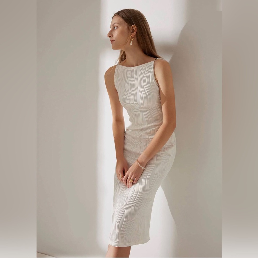 Classy Rihoas ripple dress with pearl straps